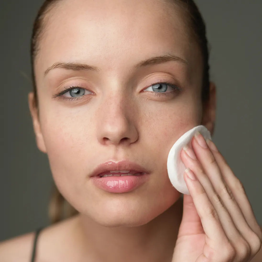 Roses & Hibiscus, Hyaluronic and Niacinamide Super Hydrating Light Serum